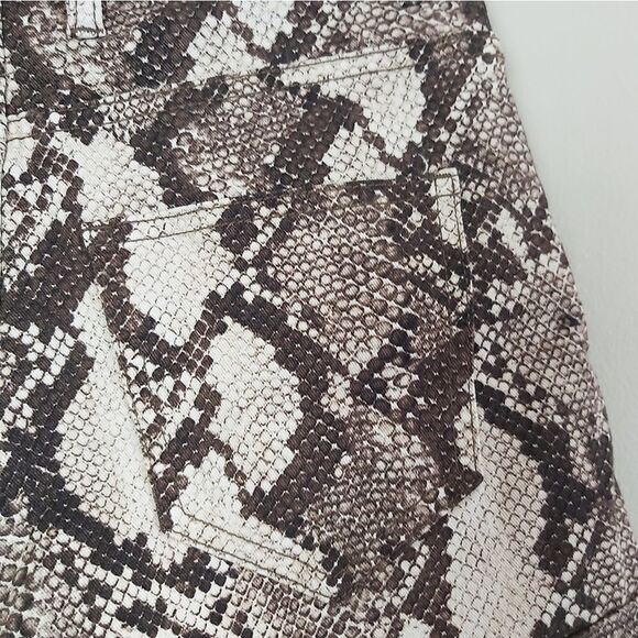H&M high waist snakeskin pattern shorts 4 - Picture 7 of 11